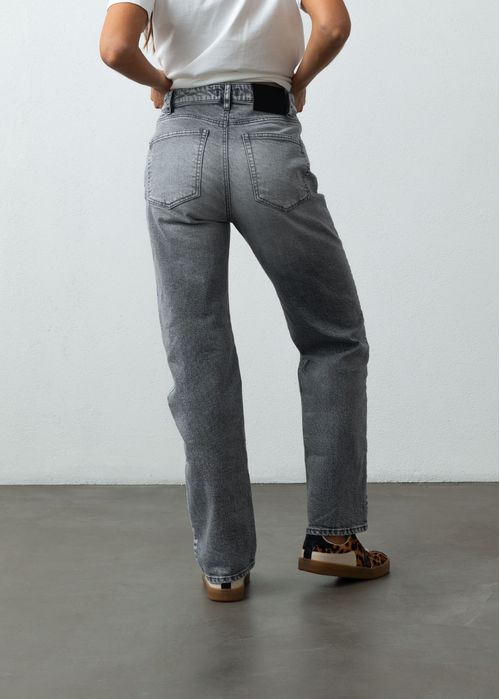 Jean Straight tono gris