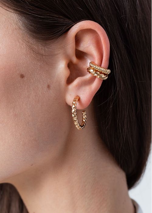 Juego de aretes dorados