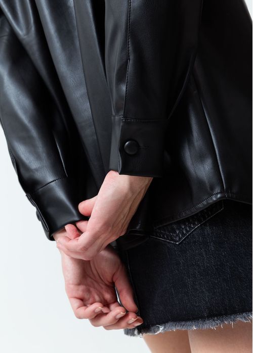 Chaqueta en tela tipo cuero