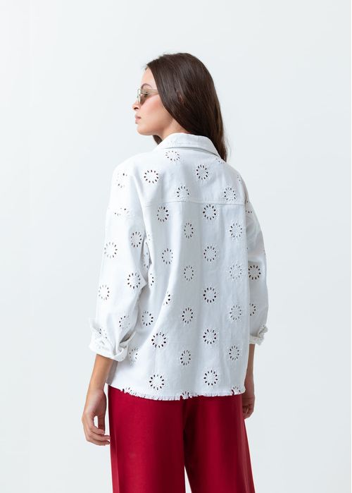Chaqueta con detalles desagujados