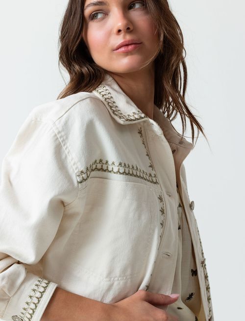 Chaqueta con ruedo desflecado