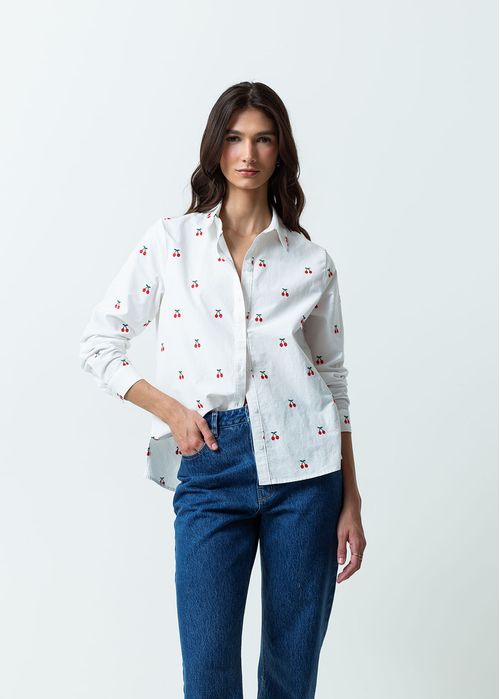 Camisa con cerezas bordadas
