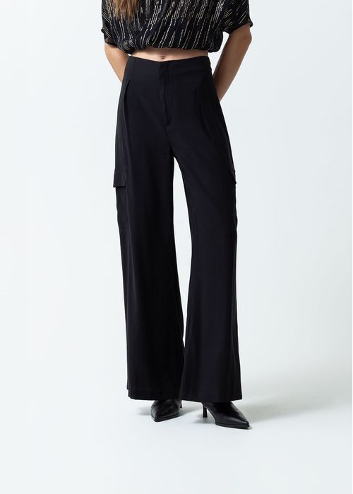 Pantalón con bolsillos tipo cargo