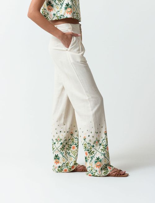 Pantalón con detalles de flores