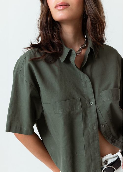 Camisa con bolsillos de parche