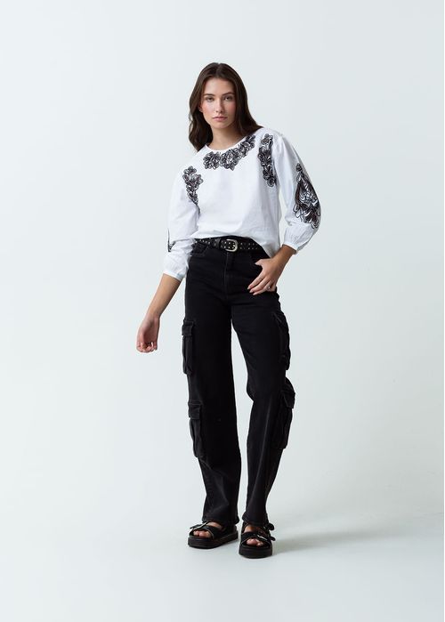 Camisa con detalles desagujados