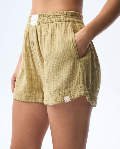 Short con pretina elástica y tela texturizada para mujer