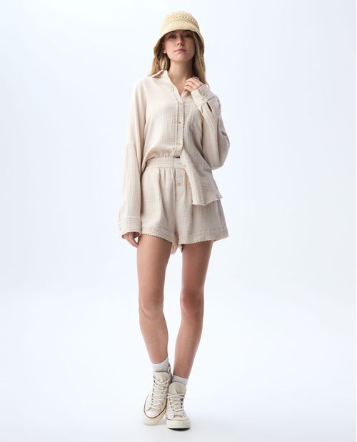 Short con pretina elástica y tela texturizada para mujer