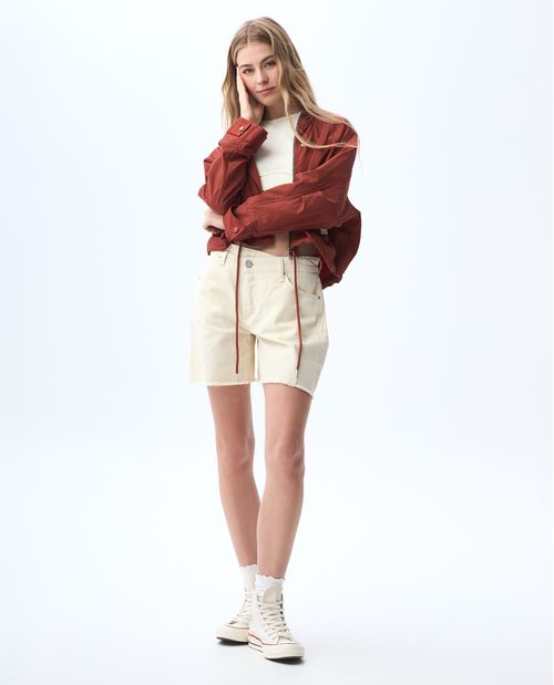 Short tipo bermuda con pretina asimétrica para mujer