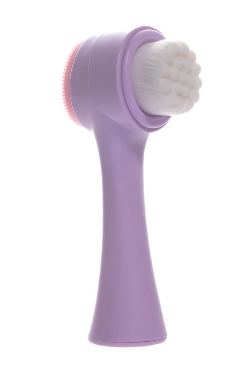 Cepillo facial suave con tu piel