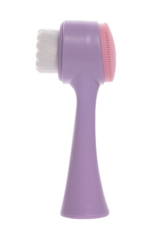 Cepillo facial suave con tu piel