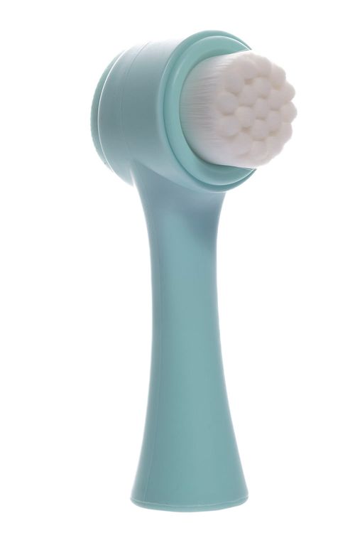 Cepillo facial suave con tu piel
