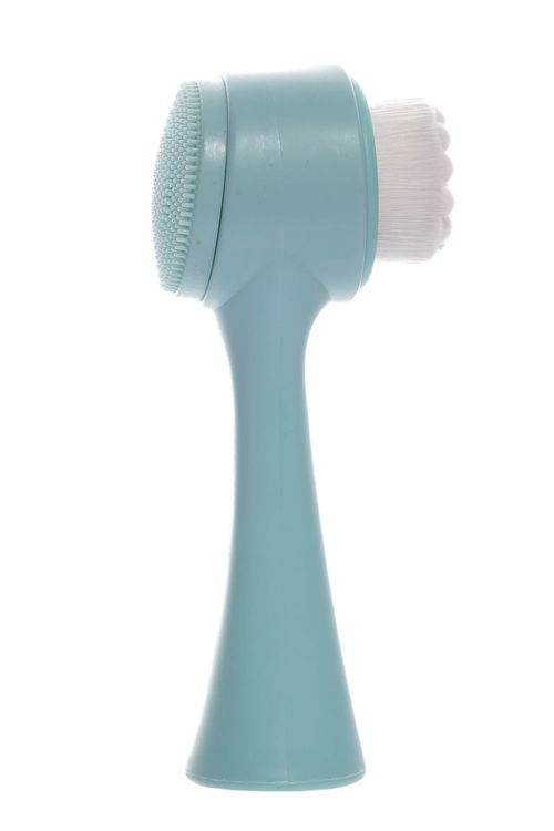 Cepillo facial suave con tu piel