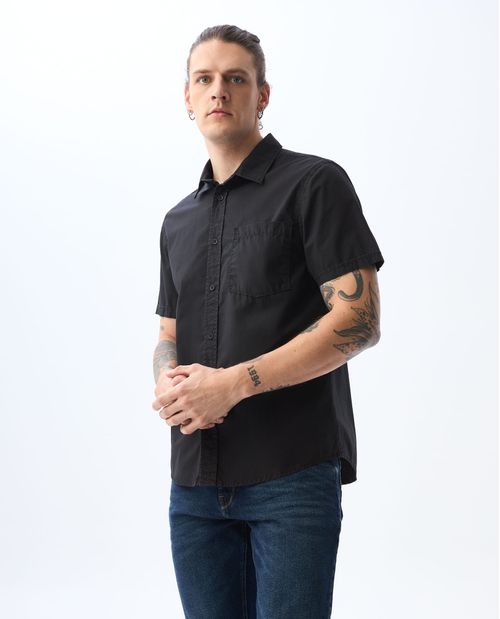 Camisa manga corta con bolsillo de parche para hombre