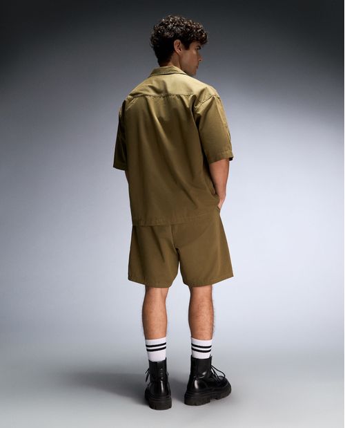 Camisa oversize con bolsillos de tapa para hombre