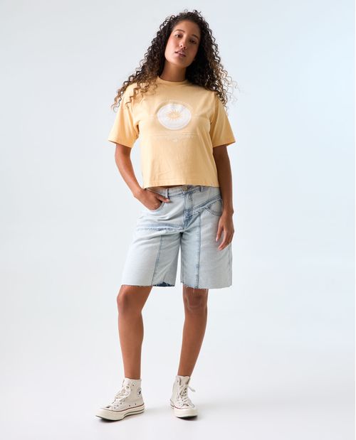 Camiseta estampada con costuras expuestas para mujer