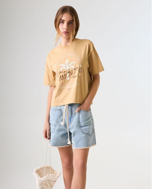 Camiseta estampada con costuras expuestas para mujer