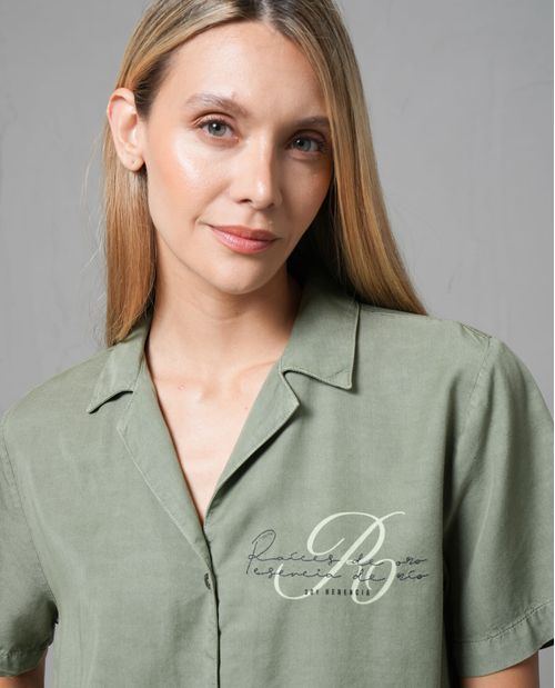 Camisa tipo Resort con bordado para mujer
