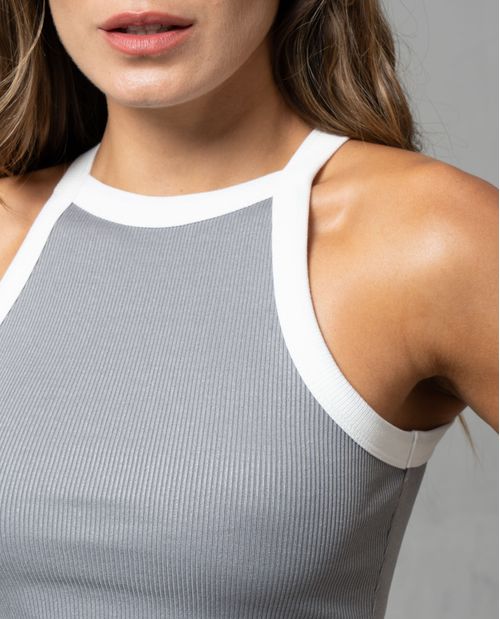 Camiseta crop tipo halter con sesgos al contraste para mujer