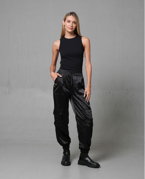Pantalón Cargo con acabado satinado para mujer