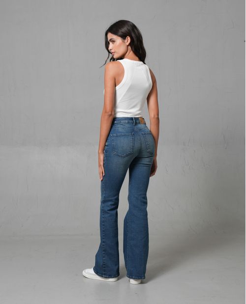 Jean Flare tono medio con iluminaciones para mujer
