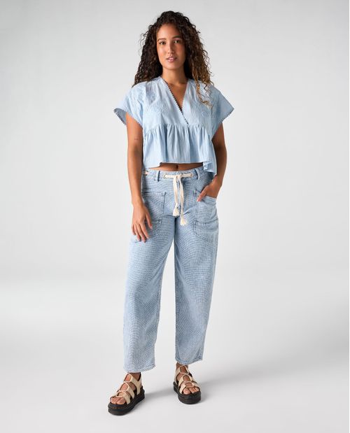 Camisa cuello en V con detalles bordados para mujer