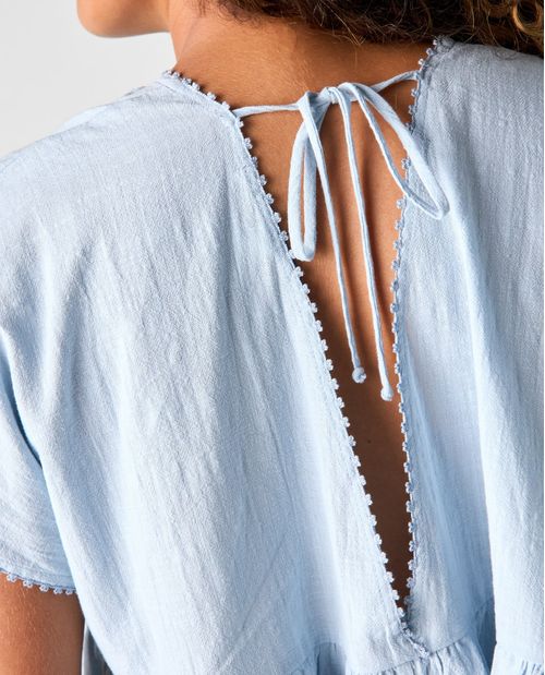 Camisa cuello en V con detalles bordados para mujer