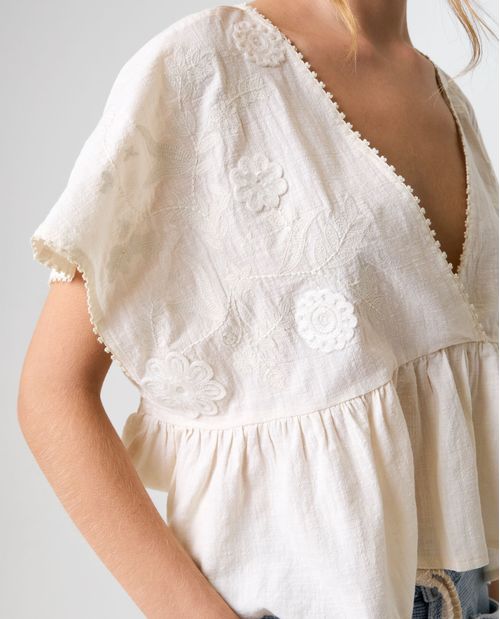 Camisa cuello en V con detalles bordados para mujer