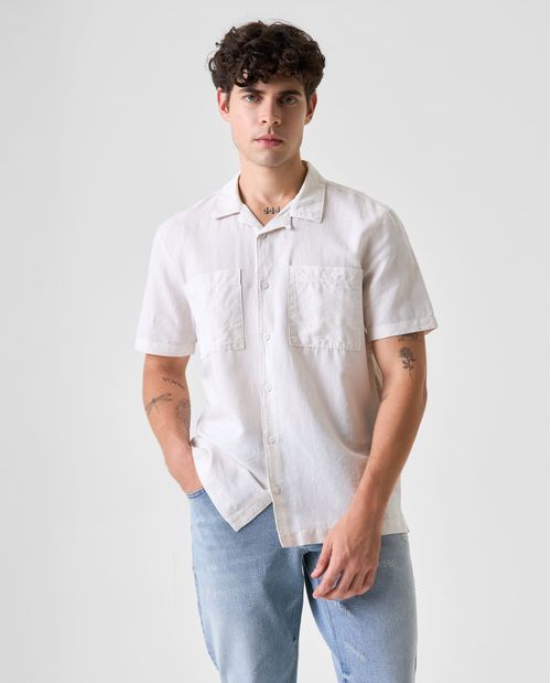 Camisa cuello sport con doble bolsillo para hombre