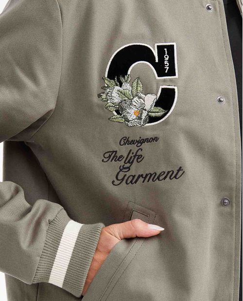 Chaqueta Tipo Bomber con Mangas Resinadas y Apliques para Mujer