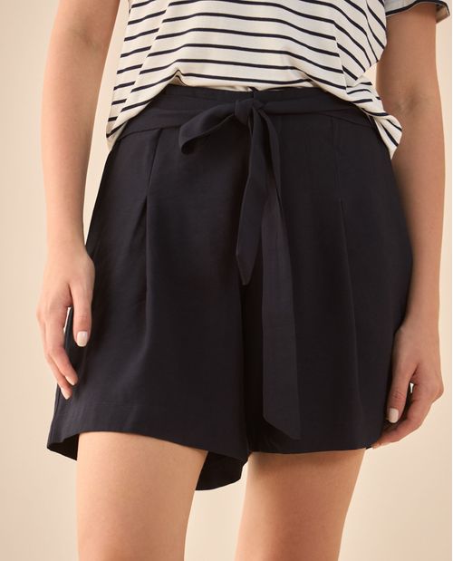 Short con cinturón ajustable para mujer
