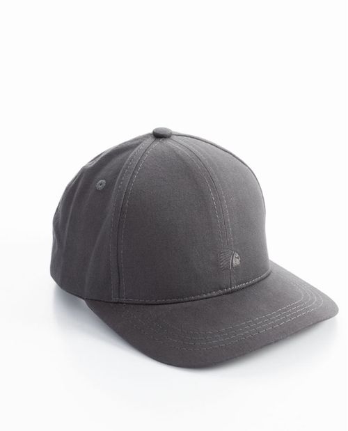Gorra para hombre con indio bordado a tono