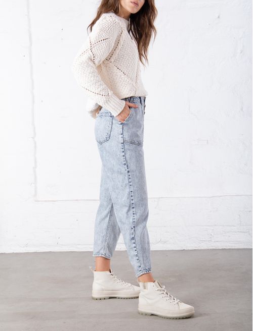 Jean Mom fit de tiro alto