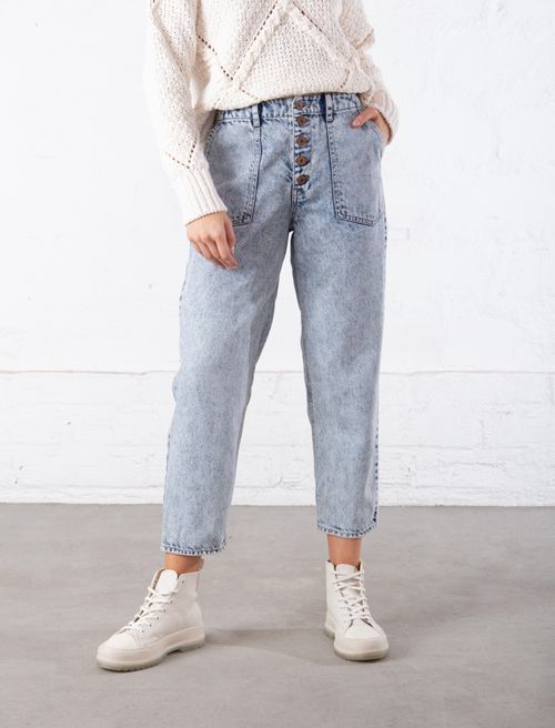 Jean Mom fit de tiro alto