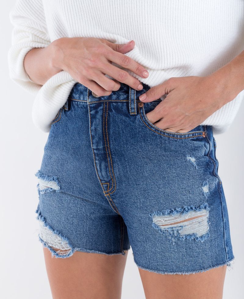 Short para mujer azul en denim con rotos y ruedo al corte