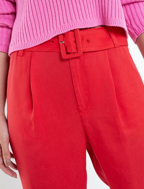 Pantalón con correa a tono