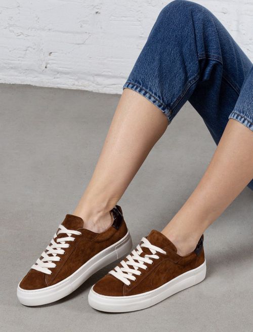 Tenis con ajuste de cordón