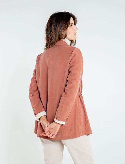 Chaqueta larga con tira para amarrar en frente