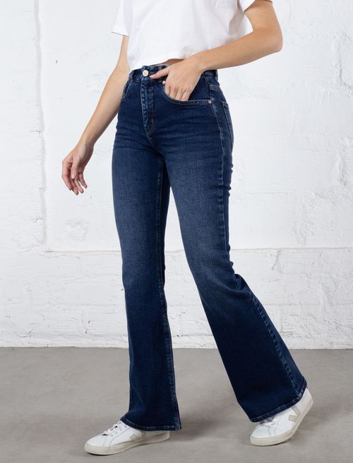 Jean Flare con leve desvanecido
