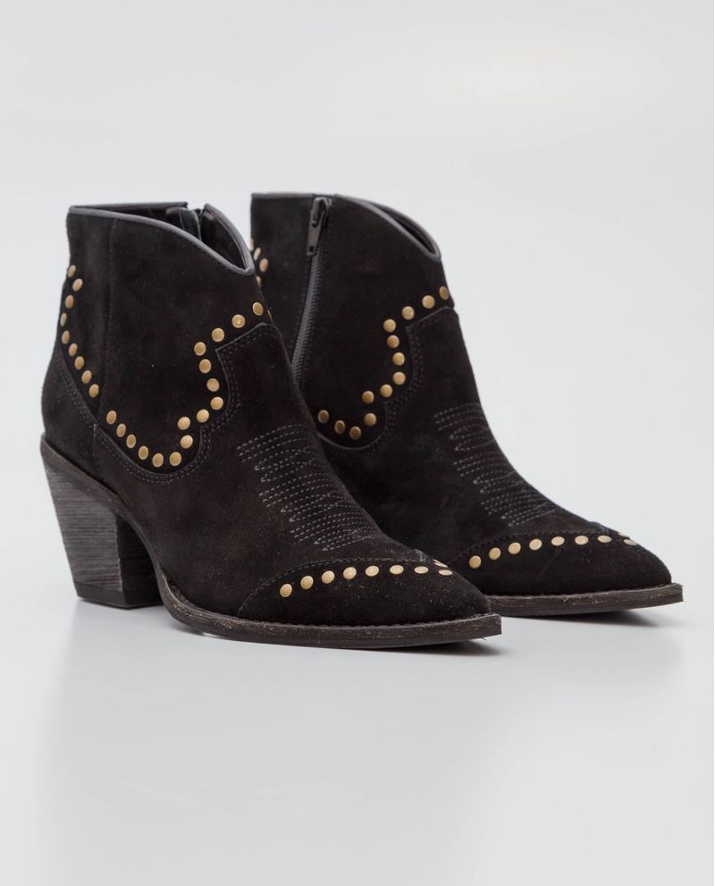 Botas negras - taches  Boots, Studded ankle boots, Shoe boots