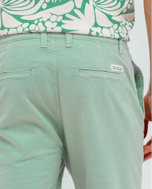 Bermuda tipo chino para hombre