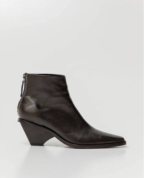Botas de Mujer en Cuero, Tipo Western Caña Ajustada