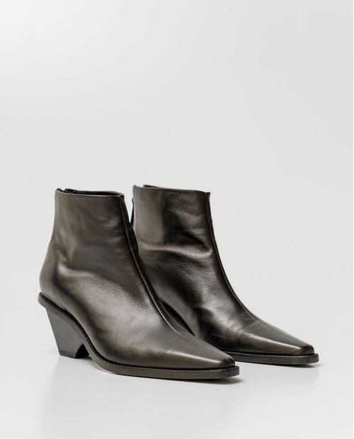 Botas de Mujer en Cuero, Tipo Western Caña Ajustada