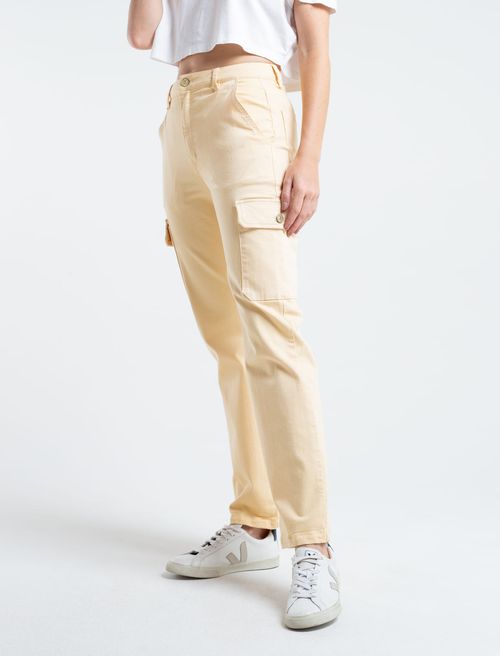 Pantalón con bolsillos tipo cargo