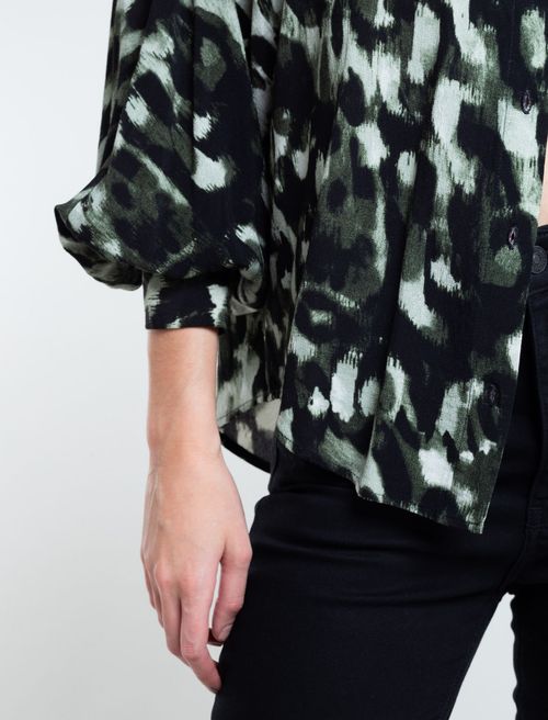 Camisa con manga amplia