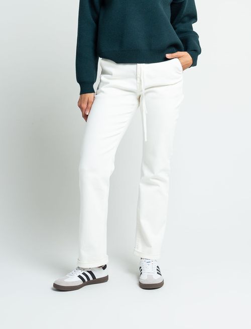 Pantalón con ruedo dobladillado