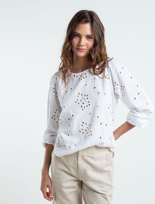 Camisa con detalles desagujados