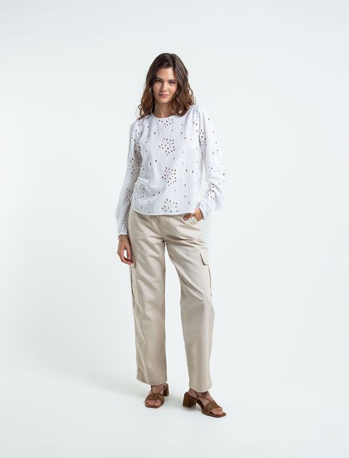 Camisa con detalles desagujados