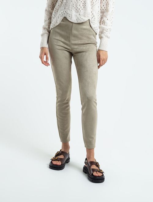 Pantalón en tela tipo gamusa