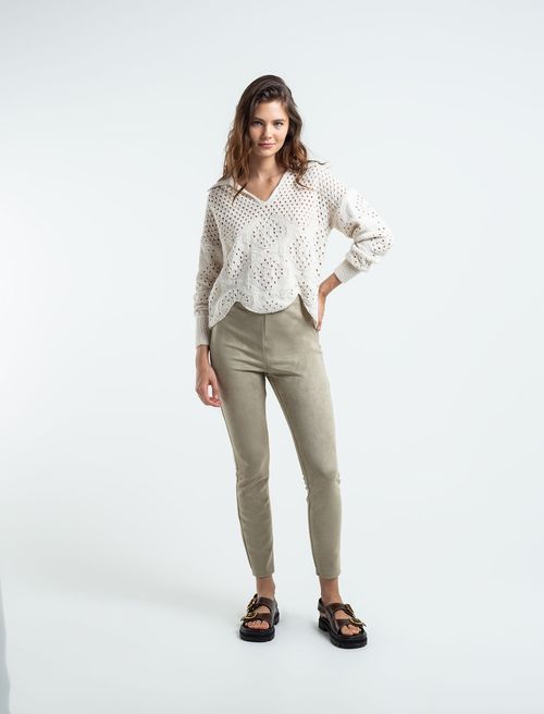Pantalón en tela tipo gamusa